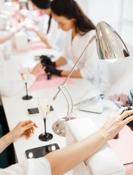 group-of-women-on-manicure-procedure-beauty-salon-2KEWBEZ.jpg