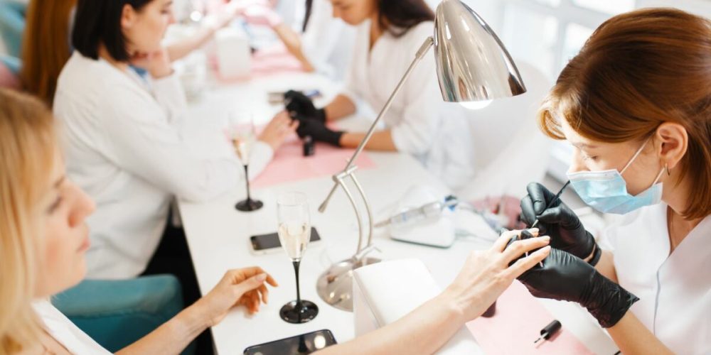group-of-women-on-manicure-procedure-beauty-salon-2KEWBEZ.jpg